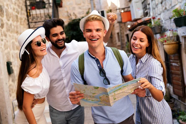 Feliz Grupo Amigos Disfrutando Viajes Vacaciones Verano — Foto de Stock