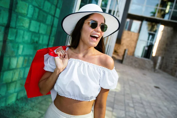 Menina Bonita Está Segurando Sacos Compras Sorrindo Enquanto Caminha Pela — Fotografia de Stock