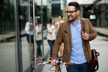 Modern şehirde bisikletle gezen mutlu iş adamının portresi..