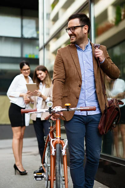 Дороге Работу Портрет Счастливого Молодого Бизнесмена Велосипедом Улице Города — стоковое фото