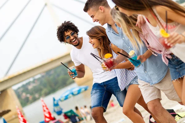 Grupo Jóvenes Amigos Divirtiéndose Playa Día Soleado Gente Vacaciones Felicidad — Foto de Stock