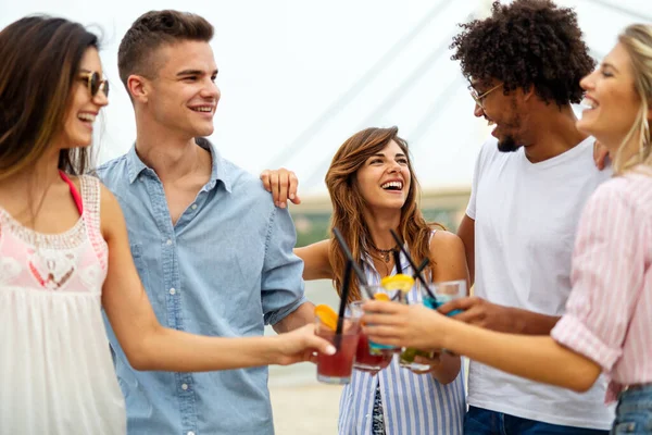 Grupo Jóvenes Amigos Divirtiéndose Playa Día Soleado Gente Vacaciones Felicidad — Foto de Stock