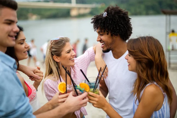 晴れた日にビーチで楽しんでいる若い友人のグループ 人々の休暇の幸福飲料の概念 — ストック写真