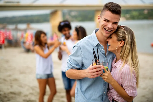 Grupo Jovens Amigos Divertindo Praia Dia Ensolarado Pessoas Férias Felicidade — Fotografia de Stock