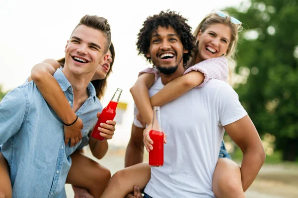 Plajda Kokteyl Içip Yaz Tatilinde Eğlenen Arkadaşlar Nsanların Mutluluk Kavramı — Stok fotoğraf