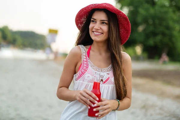 Retrato Una Joven Feliz Bebiendo Bebida Fría Divirtiéndose Una Fiesta — Foto de Stock