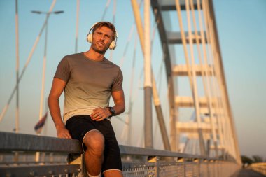 Yakışıklı genç adam eğitimden sonra kısa bir ara veriyor. Spor sporu insanları yaşam tarzı konsepti