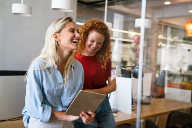 Ofiste çalışan başarılı genç iş arkadaşları. İş adamları konsepti