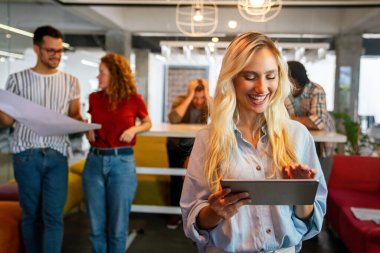 Yaratıcı beyin fırtınası. Mutlu genç iş adamları, tasarımcılar, mimarlar ofiste takım olarak çalışıyorlar.