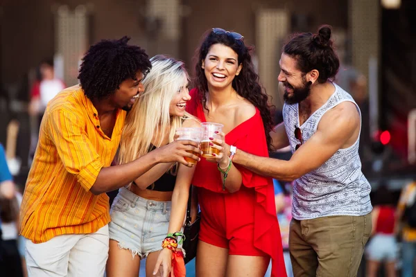 Gruppe Junger Fröhlicher Menschen Genießt Musikfestival Freien — Stockfoto