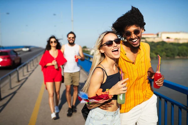 夏祭りの前に屋外で飲む幸せな友人のグループ — ストック写真