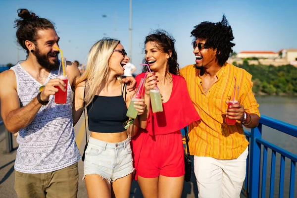 Grupo Amigos Felices Bebiendo Aire Libre Antes Del Festival Verano —  Fotos de Stock