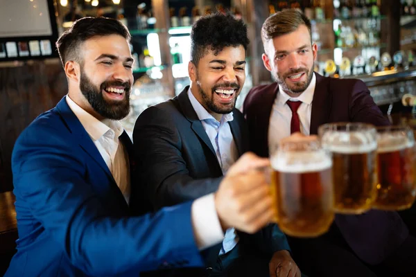 Homens Negócios Fãs Gritando Assistindo Futebol Beber Cerveja Pub — Fotografia de Stock