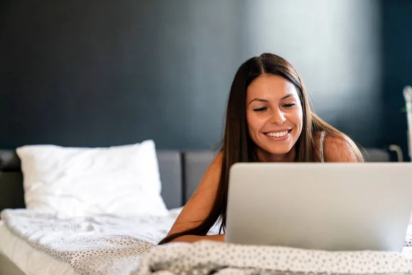 Ευτυχισμένη Όμορφη Γυναίκα Που Εργάζονται Μελέτη Φορητό Υπολογιστή Στο Κρεβάτι — Φωτογραφία Αρχείου