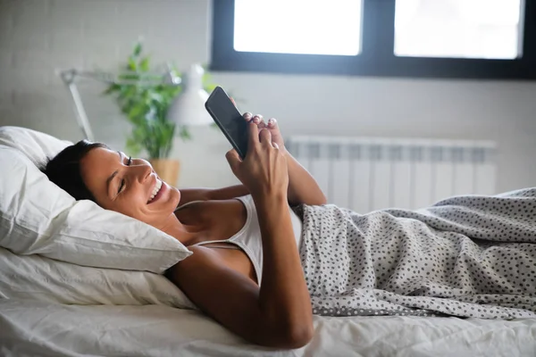 Technologie Internet Kommunikation Und Menschen Konzept Glücklich Lächelnde Junge Frau — Stockfoto