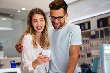 Mağazadan akıllı telefon alan mutlu gençler. Halk teknolojisi yeni kavram