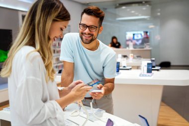 Yeni bir dijital cihaz alıyorum. Mutlu çift mağazadan bir cep telefonu alıyor..