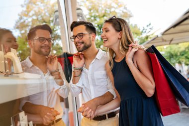 Tatil, tatil, aşk ve arkadaşlık konsepti. Gülümseyen genç çift şehirde birlikte eğleniyor.