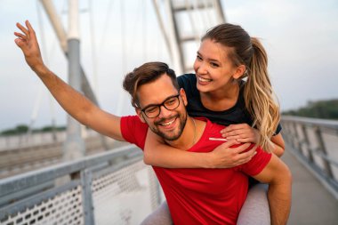 Romantik fit çift sokakta spor yapıyor. Sabah koşusundan sonra eğleniyorum.