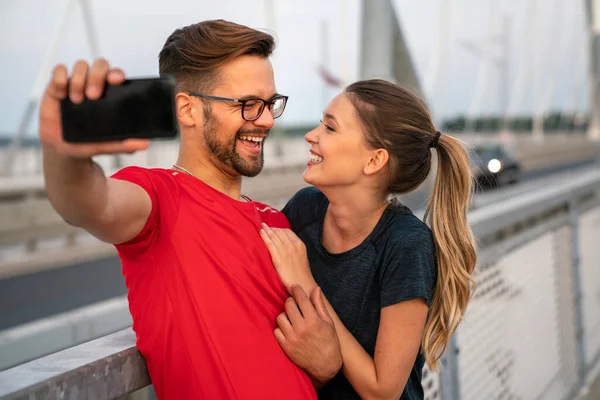 Fitness Esporte Treinamento Tecnologia Conceito Estilo Vida Duas Pessoas Sorrindo — Fotografia de Stock