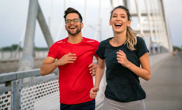 Training Frühen Morgen Glückliches Paar Läuft Über Die Brücke Sport — Stockfoto