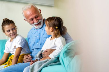 Coronavirüs tedavisi gören büyükbabayı hastanede ziyaret eden küçük kızlar. Sağlık, virüs, aile destek konsepti