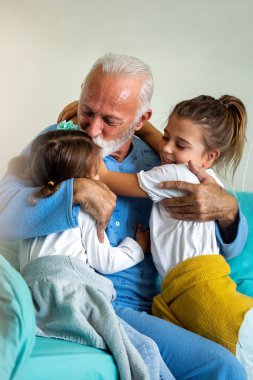 Coronavirüs tedavisi gören büyükbabayı hastanede ziyaret eden küçük kızlar. Sağlık, virüs, aile destek konsepti