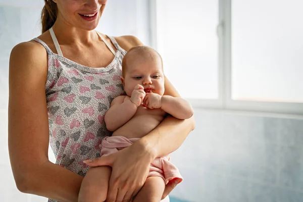 Cortado Tiro Feliz Jovem Mãe Segurando Bebê Adorável Casa — Fotografia de Stock