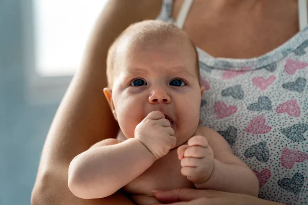 Neugeborenes Süßes Baby Den Armen Der Mutter Familie Kind Adoption — Stockfoto