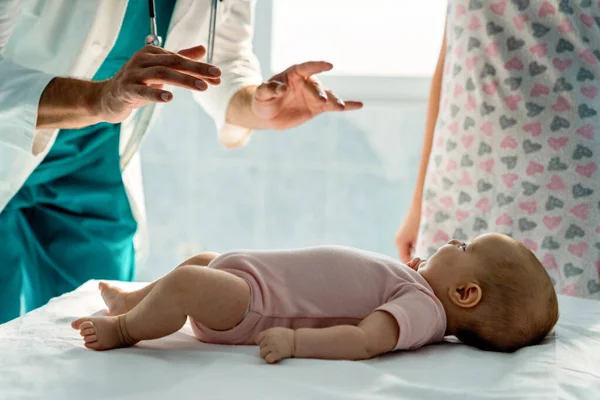 Pediatra Examina Bebê Feliz Hospital Conceito Criança Cuidados Saúde — Fotografia de Stock