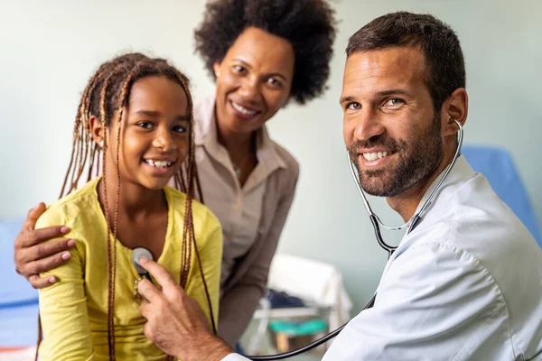 Männlicher Arzt Untersucht Eine Kinderpatientin Einem Krankenhaus Konzept Zur Gesundheitsprävention — Stockfoto