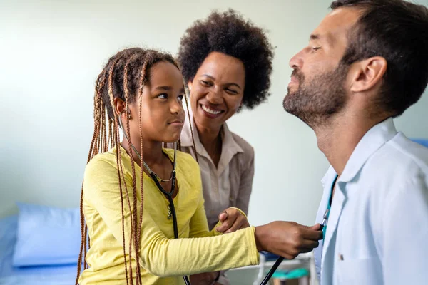 Manlig Läkare Undersöker Barnpatient Ett Sjukhus Begreppet Förebyggande Hälso Och — Stockfoto