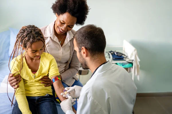 小児科医は子供の患者から血液を採取する 医療用抗体検査 コロナウイルスコンセプト — ストック写真