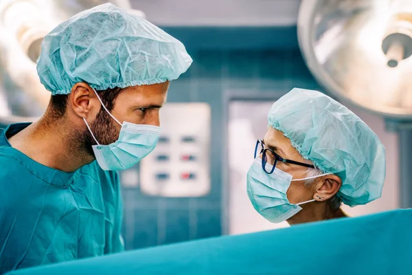 Sebészek Csoportja Műtőben Akik Kórházban Készülnek Műtétre — Stock Fotó