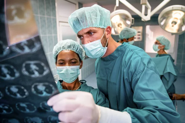 Retrato Profesionales Salud Intelectual Con Imagen Radiográfica Rayos Mri — Foto de Stock