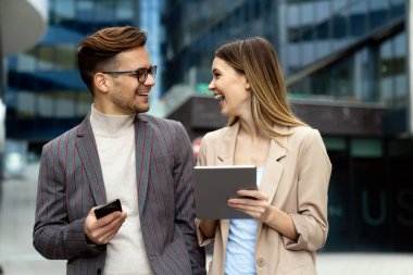 İş adamları takım çalışmasını tartışıyor beraberlik mutluluğu açık hava konsepti