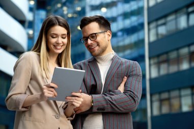 İş adamları takım çalışmasını tartışıyor beraberlik mutluluğu açık hava konsepti
