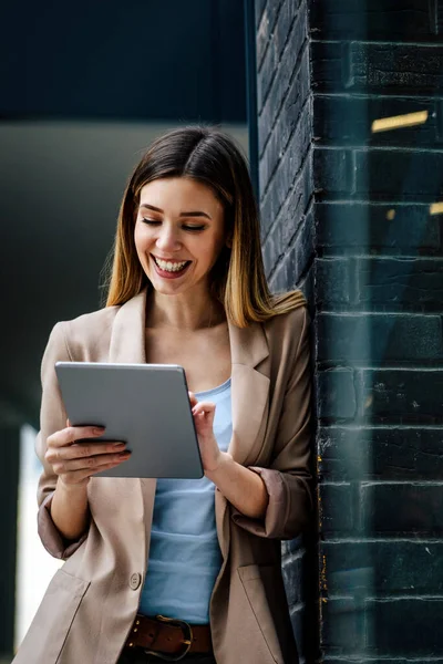 Portret Van Jonge Succesvolle Vrouw Met Digitale Tablet Stedelijke Achtergrond — Stockfoto