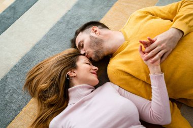 Mutlu çift evde birbirine sarılıyor ve eğleniyor. Mutluluk, insanların kavramı