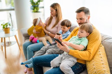 Mutlu, genç bir aile evde eğleniyor ve eğleniyor. Mutluluk, çocukluk, ebeveynlik kavramı