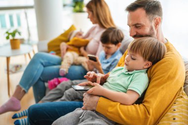 Mutlu, genç bir aile evde eğleniyor ve eğleniyor. Mutluluk, çocukluk, ebeveynlik kavramı