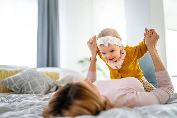 Gelukkige Familie Moeder Baby Dochter Speelt Knuffelen Kussen Thuis — Stockfoto