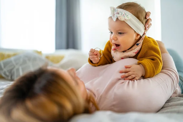 Lycklig Familj Mor Och Dotter Leker Kramas Kysser Hemma — Stockfoto