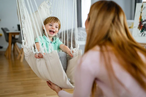 Evde Oynayan Sarılan Çocuklu Bekar Bir Anne Mutluluk Insanlar Ebeveynlik — Stok fotoğraf