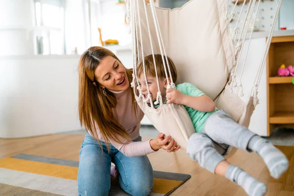 Boldog Egyedülálló Anya Gyerekjátékkal Ölelkezéssel Otthon Boldogság Emberek Nevelés Gyermekkori — Stock Fotó