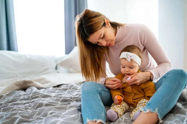 Mammas Mättemperatur Sitt Sjuka Barn Sjukt Barn Med Hög Feber — Stockfoto