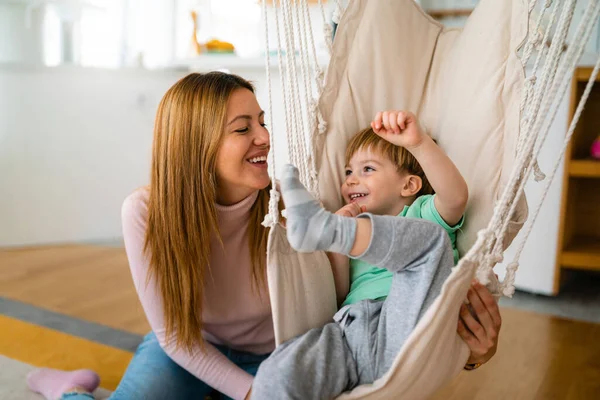 Gelukkige Alleenstaande Moeder Met Kind Dat Thuis Speelt Knuffelt Geluk — Stockfoto