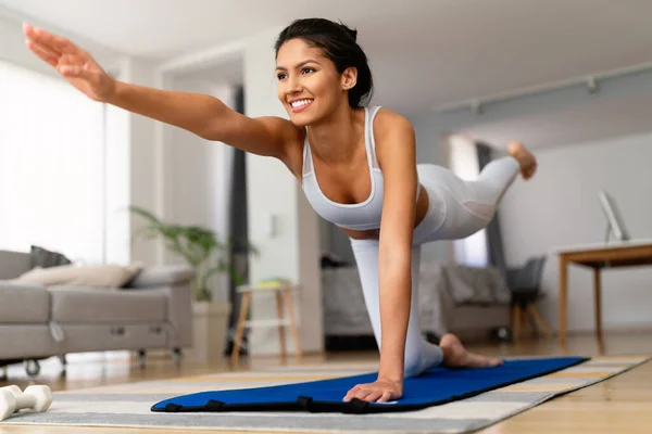 Gelukkige Sportieve Mooie Vrouw Die Thuis Traint Fit Blijven — Stockfoto