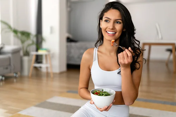 Belle Forme Femme Heureuse Manger Une Salade Saine Après Entraînement — Photo