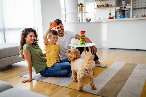 Familia Feliz Divertirse Jugar Juego Mesa Casa Concepto Felicidad Gente — Foto de Stock